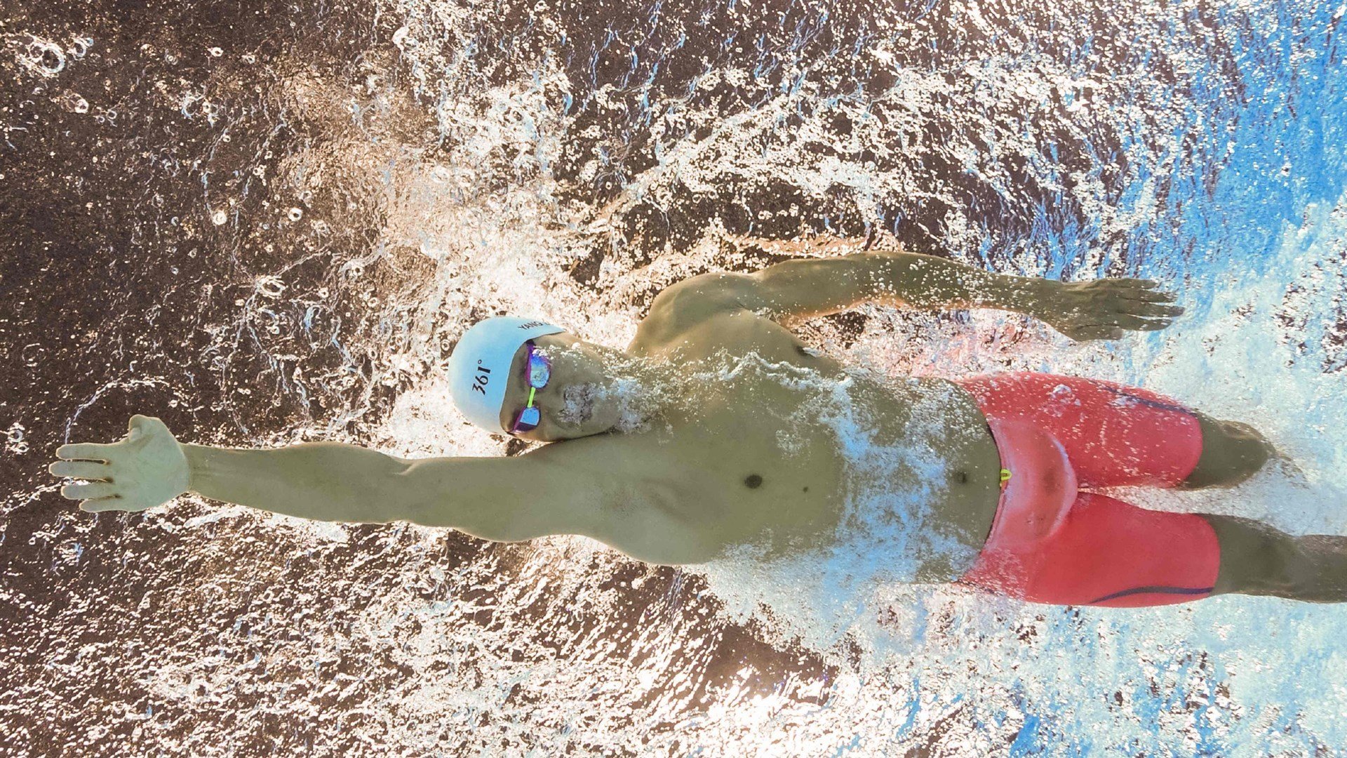 球场英雄！阿根廷前锋戴帽，球场英雄!阿根廷前锋戴帽是谁